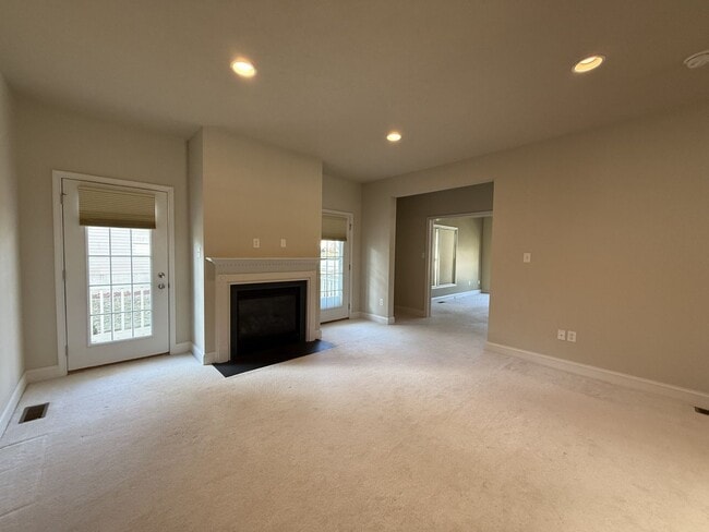 Building Photo - Three Bedroom Collegiate Station Home