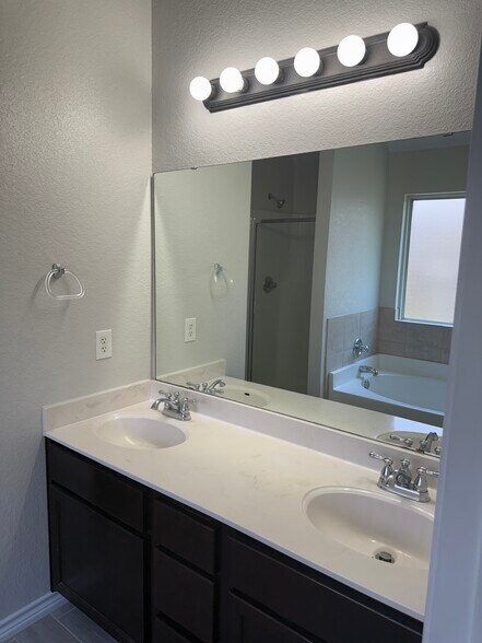 Building Photo - 1123 Neuberry Cliffe