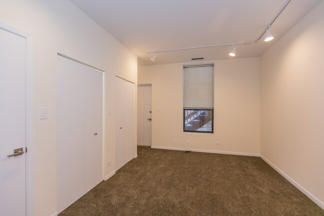 Building Photo - 2338 N Clark St