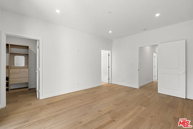 Building Photo - 822 N Orange Grove Ave