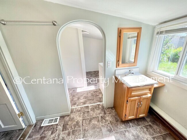 Building Photo - Pet friendly house on Washington!