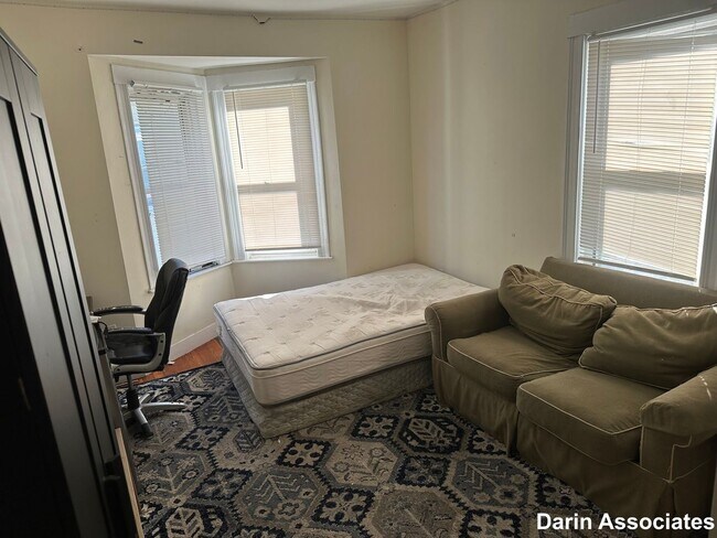 Building Photo - Tufts University Off Campus Crib!   2 Park...