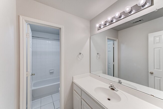 Building Photo - 10103 Cottonwood Canyon Dr