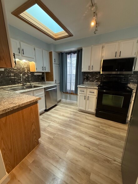 Building Photo - 195 Huntress St