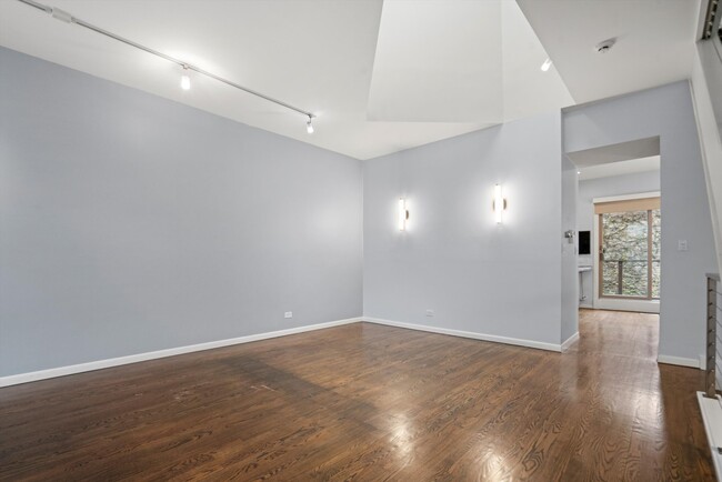 Building Photo - 171 W Goethe St