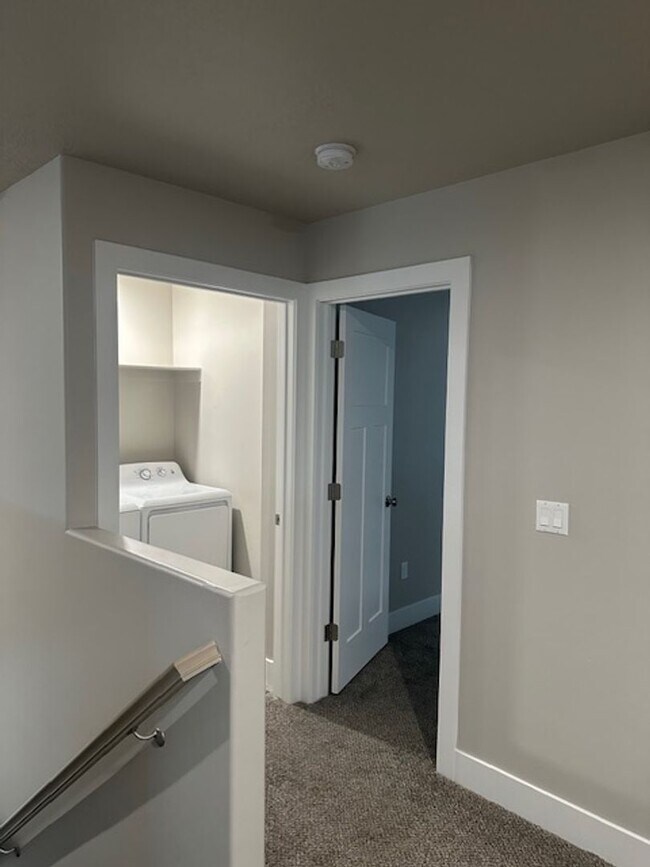 Building Photo - Amazing 3 bed, 2.5 bath with 2 car garage townhome!