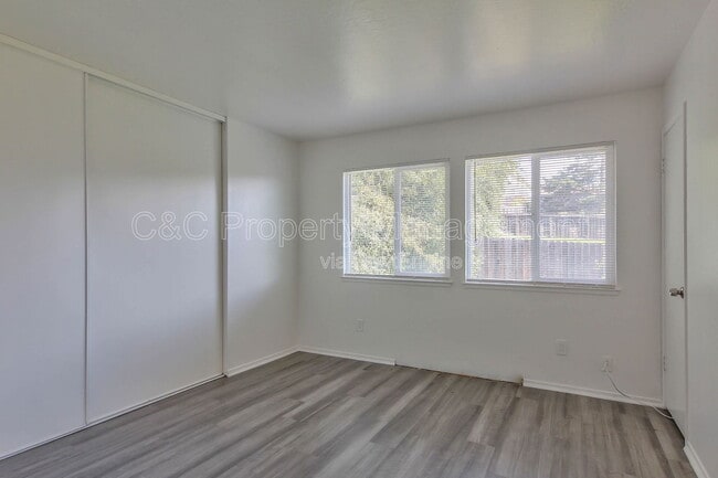 Building Photo - 130 Miles Ln