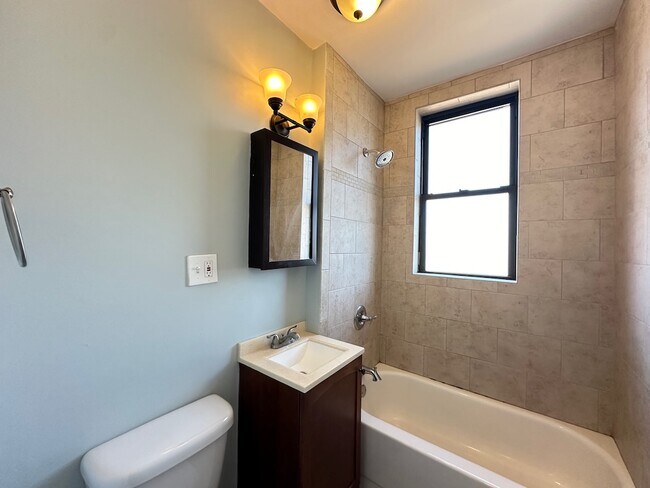 Building Photo - 823 W Diversey Pkwy