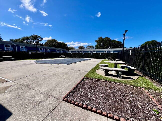 Building Photo - AMAZING 2 BED / 2 BATH CONDO – ONLY 8 BLOCKS FROM THE BEACH!