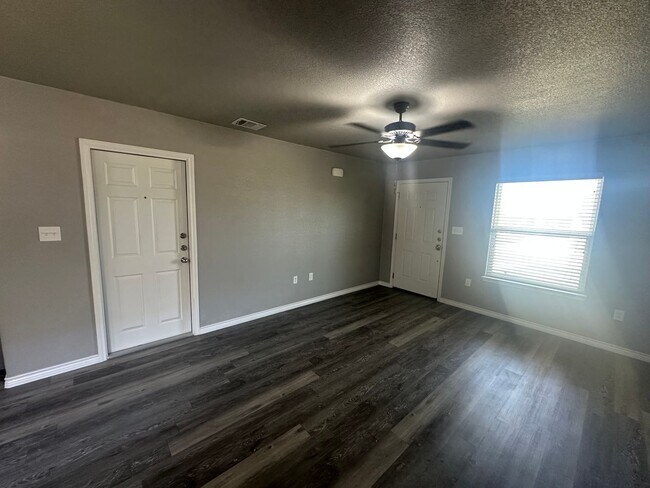 Building Photo - 3Bed/2Bath