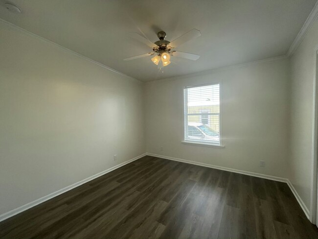 Building Photo - 912 Freeport W
