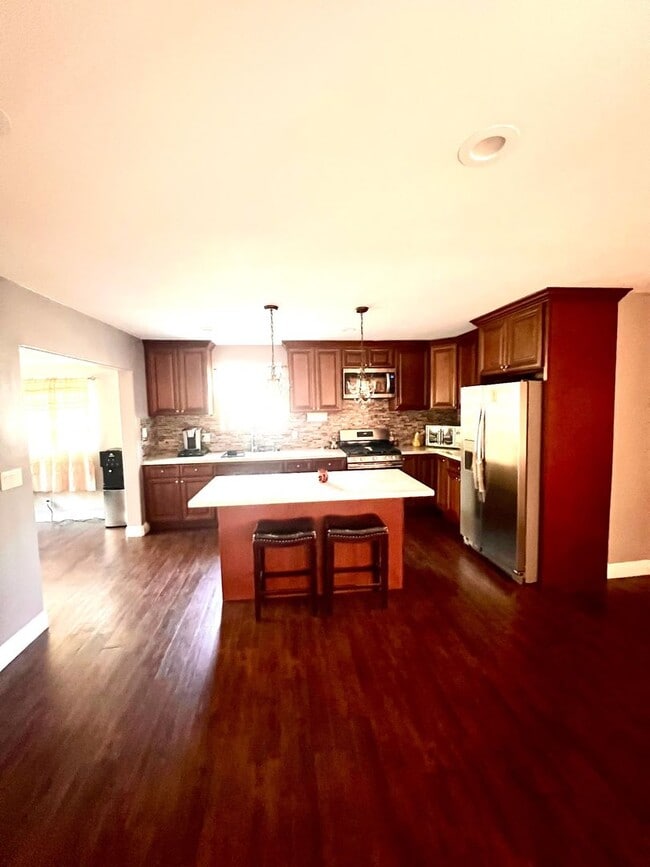 Building Photo - House  3 bedrooms, 1 baths,