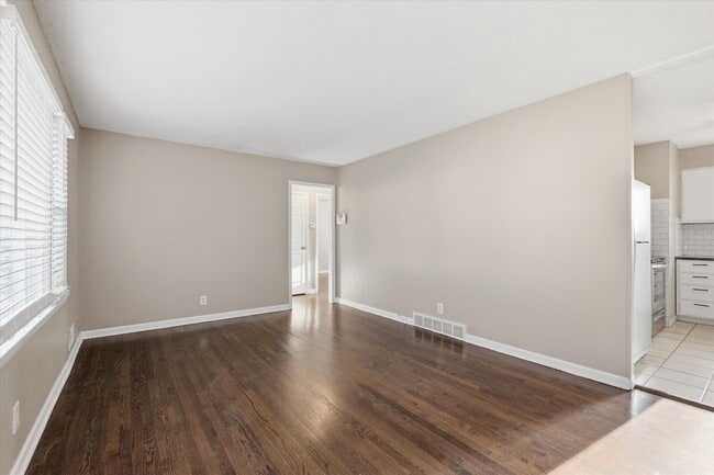 Building Photo - 4916 Crescent Ave