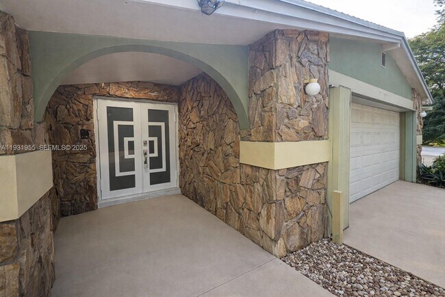 Building Photo - 5095 SW 73rd Ave