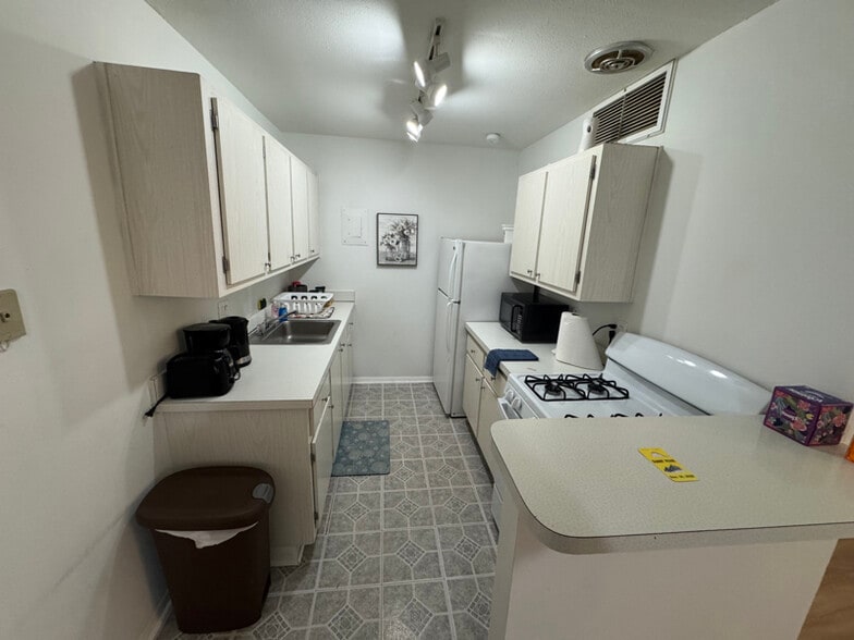 Building Photo - 1700 SW 16th Ct