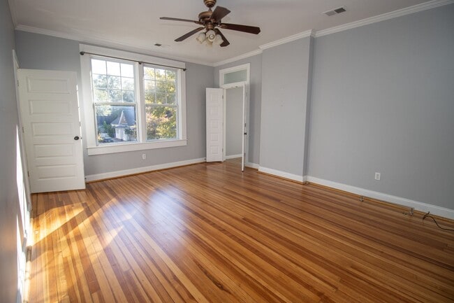 Building Photo - Immediate move-in! Short-term lease! Spaci...