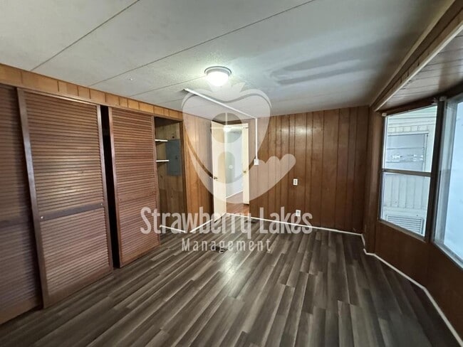 Building Photo - 121 Lakeside Dr