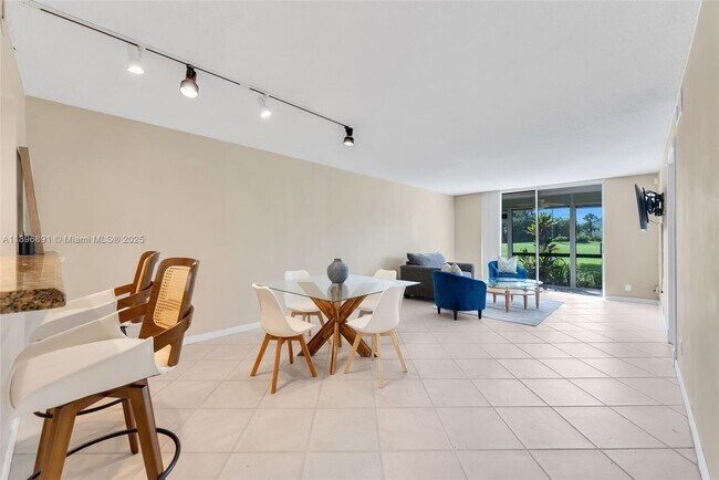 Building Photo - 9811 N Hollybrook Lake Dr