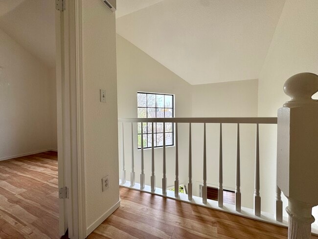 Building Photo - 983 E Foxhill Dr