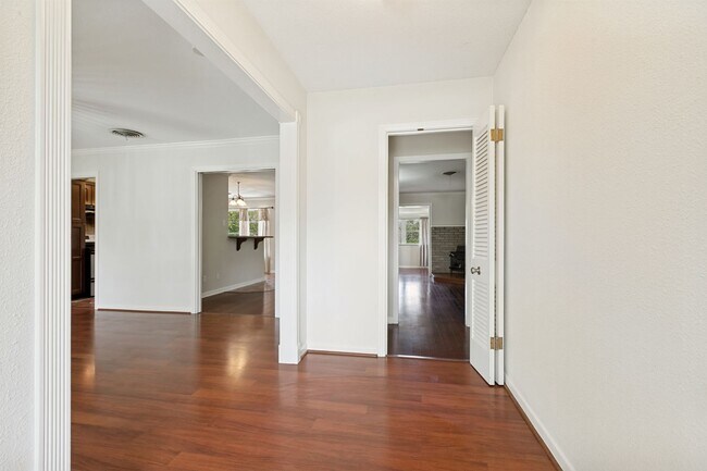 Building Photo - BEAUTIFUL 4-BEDROOM IN SUNSHINE ESTATES