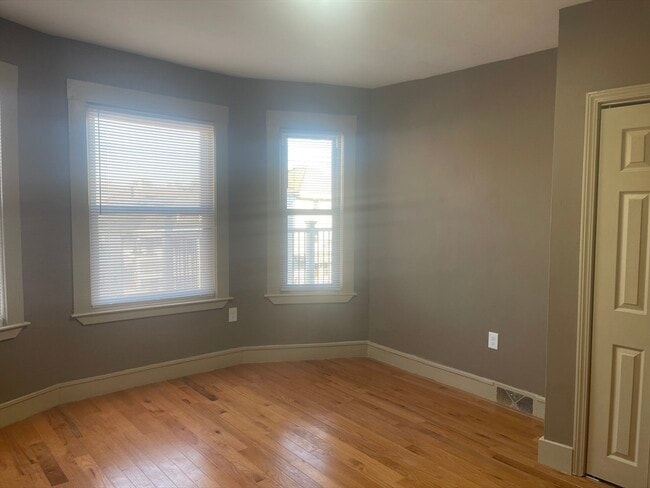 Building Photo - 1002 River St