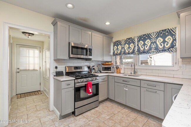 Building Photo - 384 Sairs Ave