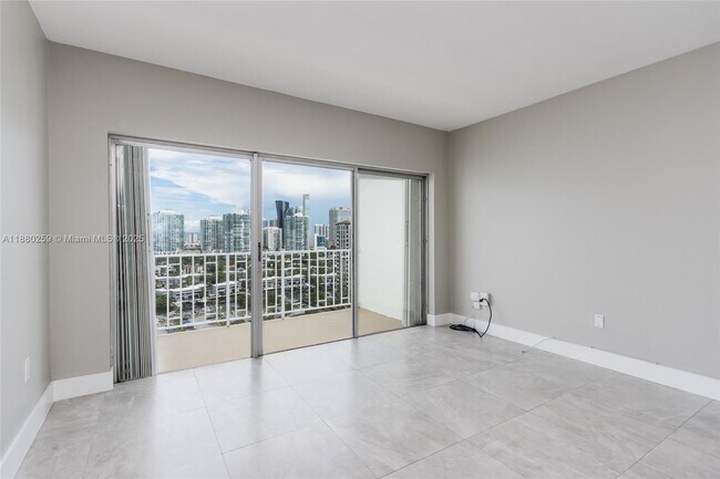 Building Photo - 500 Bayview Dr