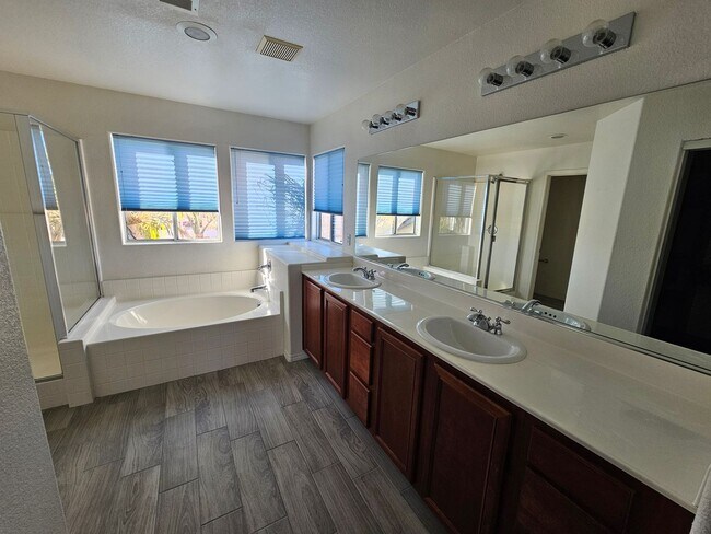 Building Photo - 4 BEDROOM POOL HOME IN GREEN VALLEY RANCH