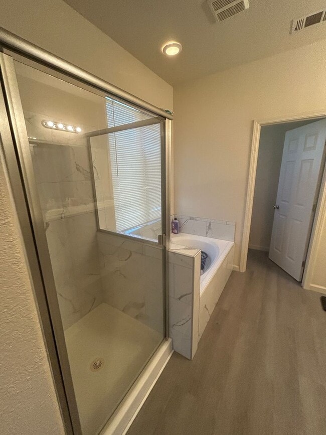 Building Photo - 4 bedrooms in Lemoore Easy Highway Access