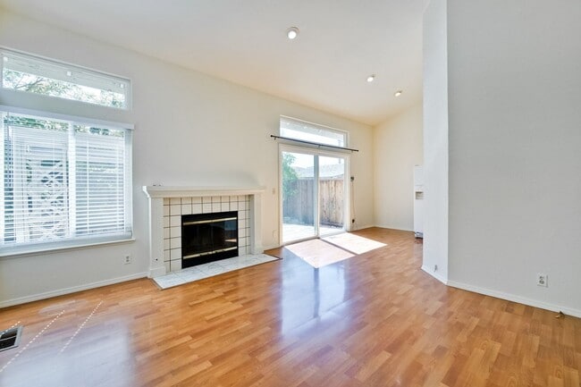 Building Photo - Hardwood Floors- A/C- Full Bedroom and Bath on First Floor: Fresh Paint
