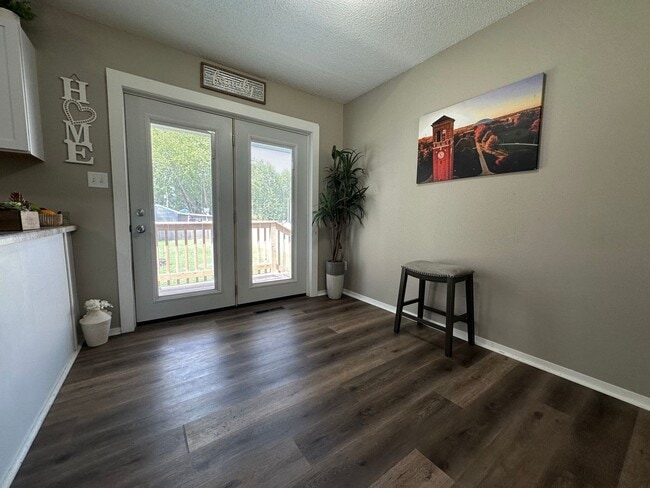 Building Photo - 3 bed, 1 bath home for rent in Maywood edi...