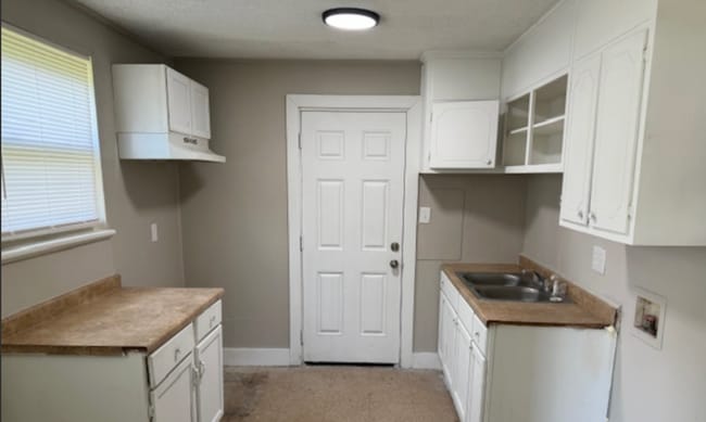 Building Photo - MOVE IN READY!! BACK ON THE MARKET!!