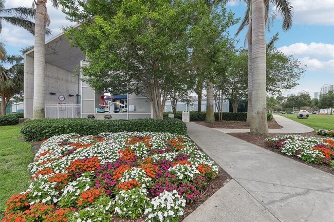 Building Photo - 157 9th Ave N