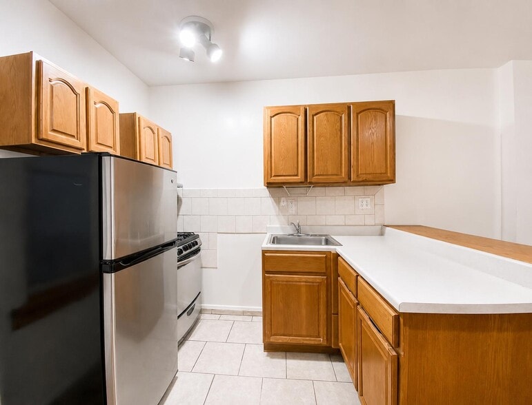 Building Photo - 707 W 171st St