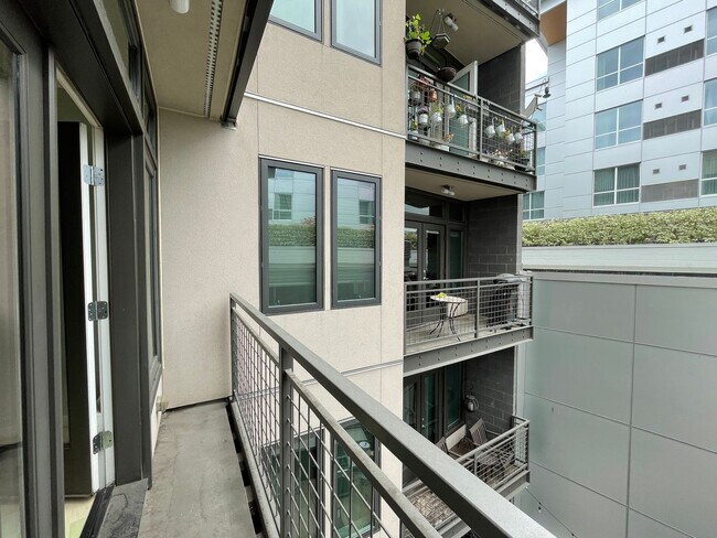 Building Photo - Fantastic Condo in NW Portland with Washer...