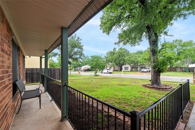 Building Photo - 1702 Oakridge Dr