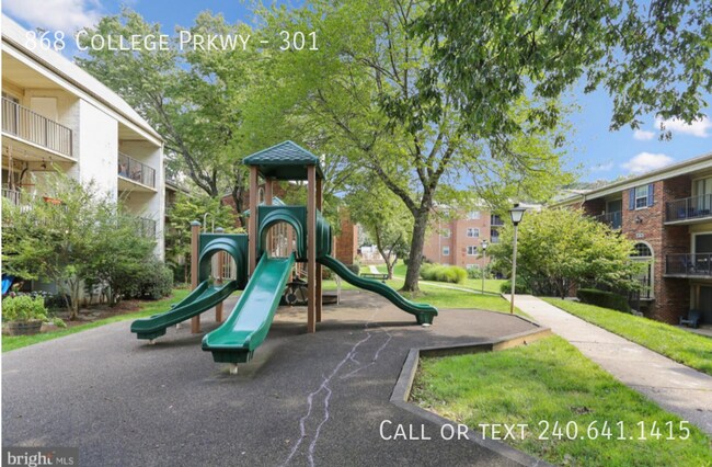 Building Photo - 868 College Pkwy