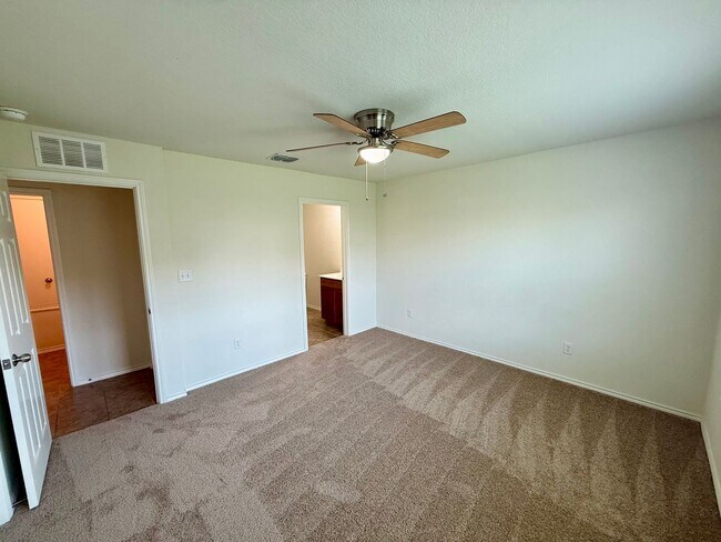 Building Photo - Beautiful 3 bedroom, 2.5 bathroom with an office in a prime New Braunfels location!