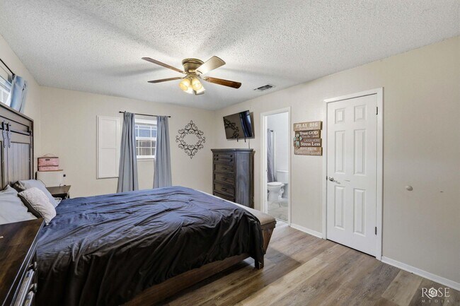 Building Photo - Charming 4 bedroom/2 Bath Home COMING SOON!