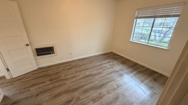 Building Photo - 924 E Yosemite Ave