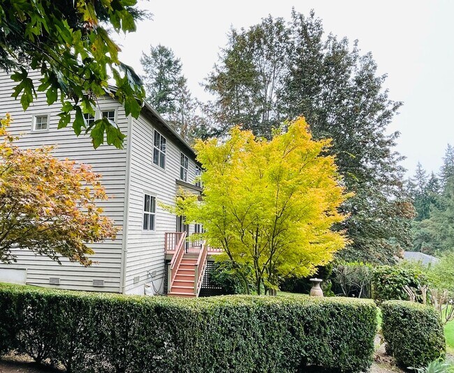 Building Photo - Gorgeous Bainbridge Estate available now.....