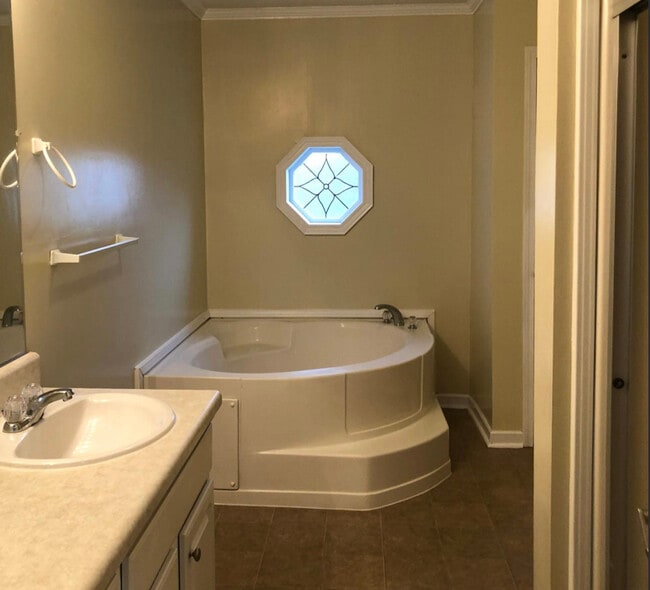 Garden tub in main bathroom - 124 Kent St
