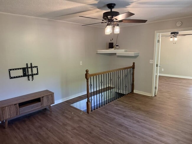 Building Photo - 2901 Lindsay Ave