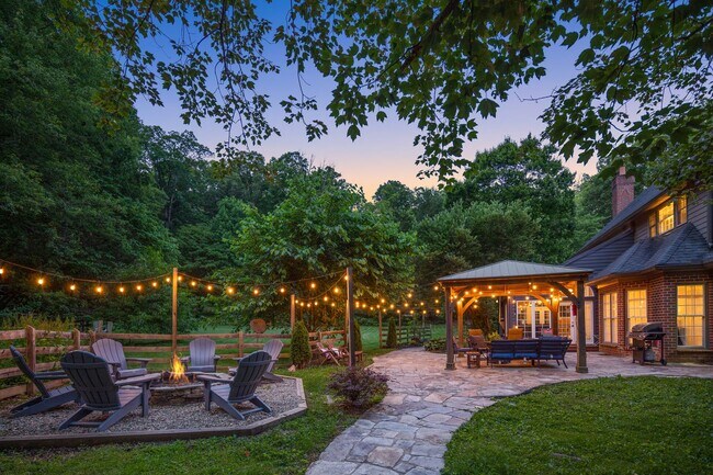 Building Photo - Spacious 6-Bedroom Furnished Home Near Asheville – Privacy, Comfort & Convenience!