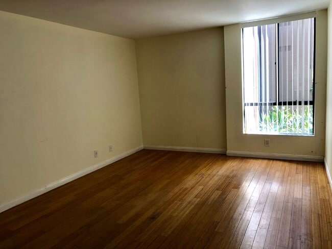 Building Photo - Luxury Remodeled Condo for Rent