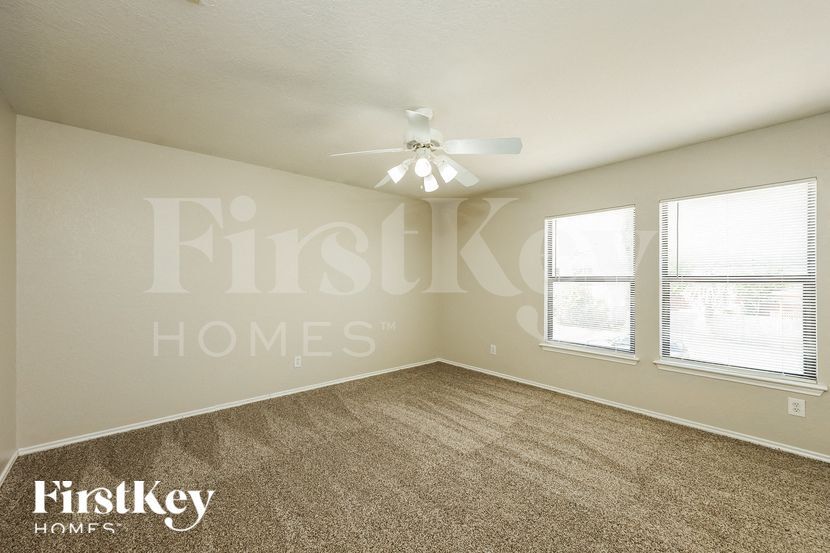 Building Photo - 5060 Viking Coral