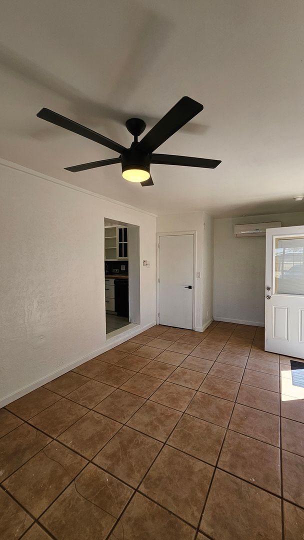 Building Photo - 2 Bed 1 bath