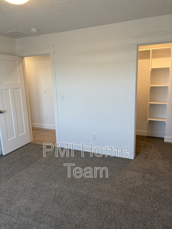 Building Photo - 614 W Cozy Ln
