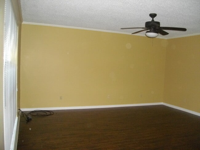 Building Photo - Large Townhouse One Block off Youree Drive and Southfield Road