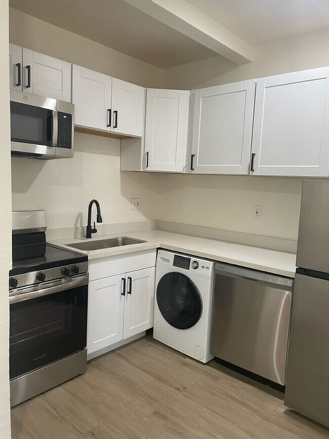 Building Photo - Unique Tri plex